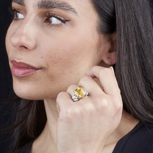 ANELLO FLOREALE CON ZAFFIRO GIALLO E DIAMANTI  - Asta Gioielli - Associazione Nazionale - Case d'Asta italiane