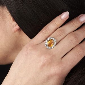 ANELLO A FORMA DI FIORE CON ZAFFIRO GIALLO E DIAMANTI  - Asta Gioielli - Associazione Nazionale - Case d'Asta italiane