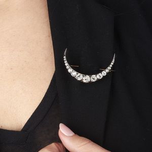 SPILLA A FORMA DI SEMILUNA CON DIAMANTI  - Asta Gioielli - Associazione Nazionale - Case d'Asta italiane