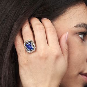 ANELLO CON ZAFFIRO CEYLON E DIAMANTI  - Asta Gioielli - Associazione Nazionale - Case d'Asta italiane