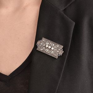 SPILLA CON PERLE ZAFFIRI E DIAMANTI  - Asta Gioielli - Associazione Nazionale - Case d'Asta italiane