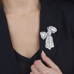 bulgari : BULGARI SPILLA A FORMA DI FIOCCO CON DIAMANTI  - Asta Gioielli - Associazione Nazionale - Case d'Asta italiane