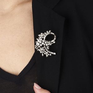 SPILLA A TRALCIO FIORITO CON DIAMANTI  - Asta Gioielli - Associazione Nazionale - Case d'Asta italiane