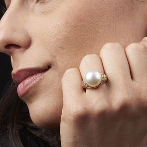 ANELLO CON PERLA SOUTH SEA E DIAMANTI  - Asta Gioielli - Associazione Nazionale - Case d'Asta italiane