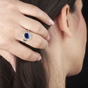 ANELLO A FORMA DI FIORE CON ZAFFIRO BIRMANO E DIAMANTI  - Asta Gioielli - Associazione Nazionale - Case d'Asta italiane
