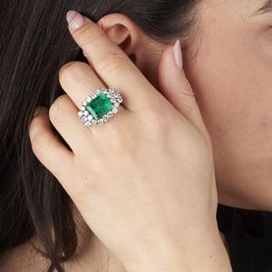 ANELLO CON SMERALDO COLOMBIANO E DIAMANTI  - Asta Gioielli - Associazione Nazionale - Case d'Asta italiane
