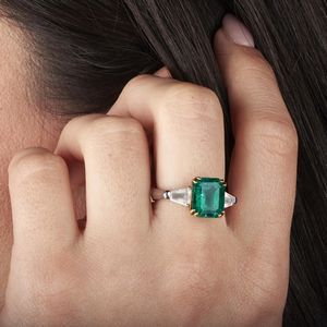 ANELLO CON SMERALDO COLOMBIANO E DIAMANTI  - Asta Gioielli - Associazione Nazionale - Case d'Asta italiane