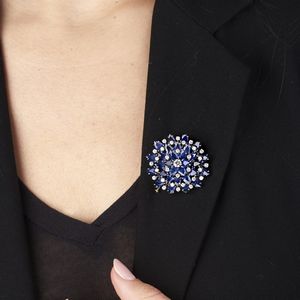 SPILLA FLOREALE CON ZAFFIRI E DIAMANTI  - Asta Gioielli - Associazione Nazionale - Case d'Asta italiane