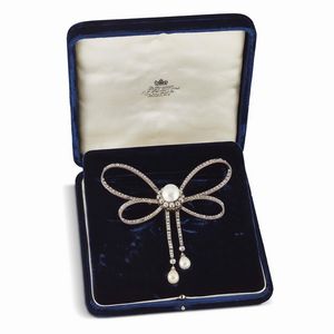 GRANDE SPILLA A FIOCCO CON PERLA NATURALE E DIAMANTI  - Asta Gioielli - Associazione Nazionale - Case d'Asta italiane