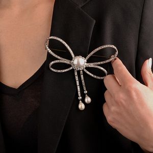 GRANDE SPILLA A FIOCCO CON PERLA NATURALE E DIAMANTI  - Asta Gioielli - Associazione Nazionale - Case d'Asta italiane