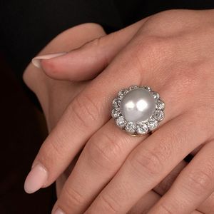 GRANDE SPILLA A FIOCCO CON PERLA NATURALE E DIAMANTI  - Asta Gioielli - Associazione Nazionale - Case d'Asta italiane