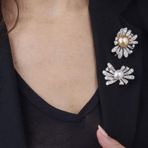 bulgari : BULGARI DUE SPILLE A FORMA DI FIORI  - Asta Gioielli - Associazione Nazionale - Case d'Asta italiane