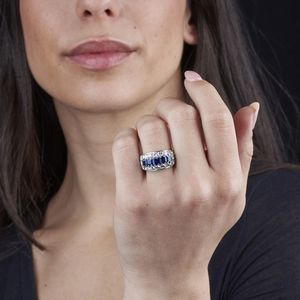 ANELLO A FASCIA CON ZAFFIRI E DIAMANTI  - Asta Gioielli - Associazione Nazionale - Case d'Asta italiane