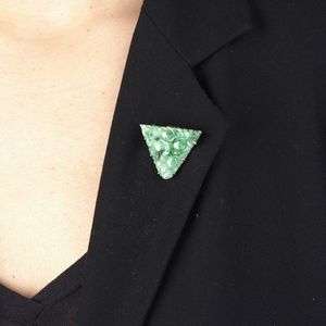 CLIP CON GIADEITE INCISA  - Asta Gioielli - Associazione Nazionale - Case d'Asta italiane