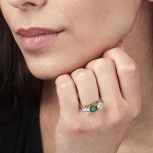 ANELLO TRILOGY CON SMERALDO E DIAMANTI  - Asta Gioielli - Associazione Nazionale - Case d'Asta italiane