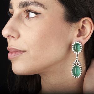PAIO DI GRANDI ORECCHINI PENDENTI CON SMERALDI E DIAMANTI  - Asta Gioielli - Associazione Nazionale - Case d'Asta italiane