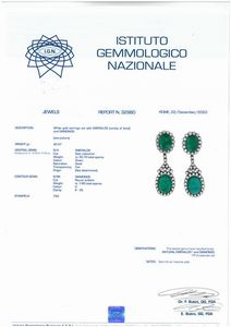 PAIO DI GRANDI ORECCHINI PENDENTI CON SMERALDI E DIAMANTI  - Asta Gioielli - Associazione Nazionale - Case d'Asta italiane