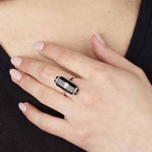 ANELLO GEOMETRICO CON ONICE E DIAMANTI  - Asta Gioielli - Associazione Nazionale - Case d'Asta italiane