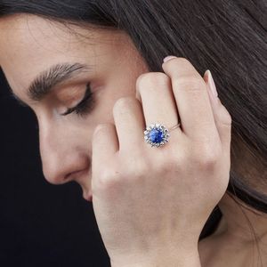 ANELLO A MARGHERITA CON ZAFFIRO E DIAMANTI  - Asta Gioielli - Associazione Nazionale - Case d'Asta italiane