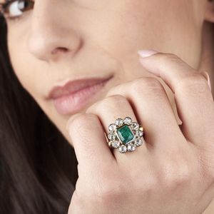 ANELLO A MARGHERITA CON SMERALDO COLOMBIANO E DIAMANTI  - Asta Gioielli - Associazione Nazionale - Case d'Asta italiane