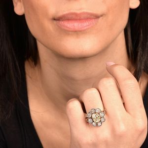 ANELLO A MARGHERITA CON DIAMANTI  - Asta Gioielli - Associazione Nazionale - Case d'Asta italiane