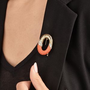 bulgari : BULGARI SPILLA OVALE CON CORALLO E DIAMANTI  - Asta Gioielli - Associazione Nazionale - Case d'Asta italiane