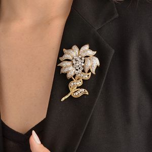 GRANDE SPILLA A FORMA DI FIORE CON DIAMANTI  - Asta Gioielli - Associazione Nazionale - Case d'Asta italiane