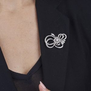 SPILLA A TRALCIO FIORITO CON DIAMANTI  - Asta Gioielli - Associazione Nazionale - Case d'Asta italiane