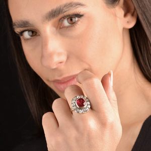 ANELLO A MARGHERITA CON RUBINO E DIAMANTI  - Asta Gioielli - Associazione Nazionale - Case d'Asta italiane
