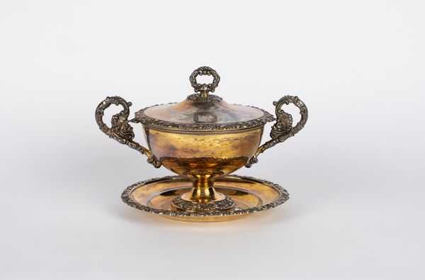 Coppa biansata con coperchio e piattino. Francia, prima met� secolo XIX  - Asta Arredi Antichi - Associazione Nazionale - Case d'Asta italiane