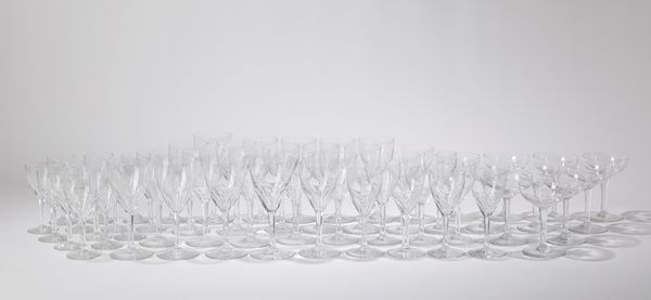 Servizio di 71 bicchieri Baccarat, composto da 15 calici acqua, 15 calici vino rosso, 13 calici vino bianco, 14 calici da liquore e 14 coppe champagne (piccoli difetti)  - Asta Arredi Antichi - Associazione Nazionale - Case d'Asta italiane