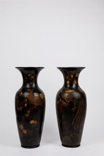 Coppia di grandi vasi in terracotta smaltata a fondo nero. Germania fine secolo XIX  - Asta Arredi Antichi - Associazione Nazionale - Case d'Asta italiane