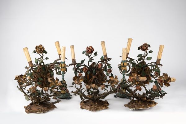 Gruppo composto da sei applique in ferro battuto e due lampade da tavolo simili  - Asta Arredi Antichi - Associazione Nazionale - Case d'Asta italiane