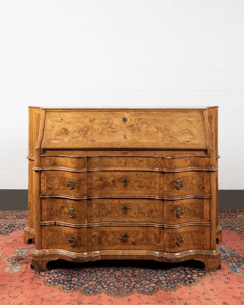 Grande ribalta lastronata in noce e radica. Veneto/Emilia, secolo XVIII  - Asta Arredi Antichi - Associazione Nazionale - Case d'Asta italiane