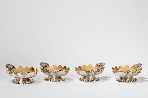 Quattro vaschette a guisa di conchiglia con interno in vermeille. Londra 1891  - Asta Arredi Antichi - Associazione Nazionale - Case d'Asta italiane