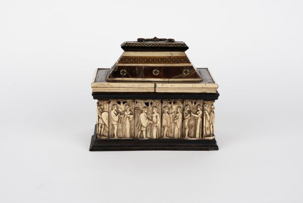 �Baule in osso finemente intarsiato, nello stile degli Embriachi. Secolo XIX  - Asta Arredi Antichi - Associazione Nazionale - Case d'Asta italiane