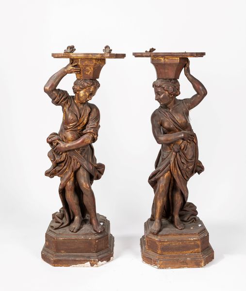 Coppia di figure reggipiano in legno intagliato. Fine secolo XIX  - Asta Arredi Antichi - Associazione Nazionale - Case d'Asta italiane