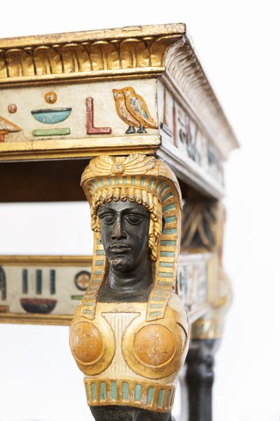 Grande tavolo da centro Retour d' Egypte in legno intagliato, laccato in policromia. Italia, prima met� secolo XIX  - Asta Arredi Antichi - Associazione Nazionale - Case d'Asta italiane