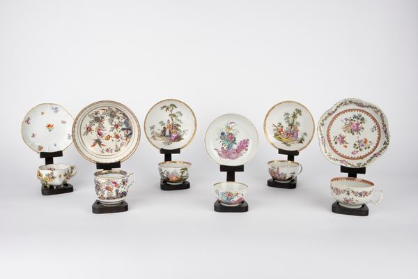 Lotto composto da sei tazzine con piattini  - Asta Arredi Antichi - Associazione Nazionale - Case d'Asta italiane