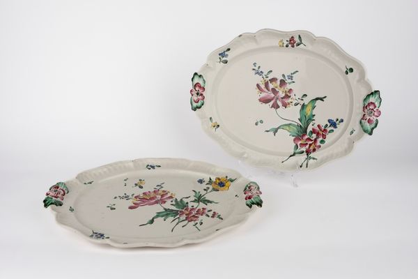 Coppia di vassoi ovali in ceramica. Probabilmente Lodi, Manifattura Ferretti, fine secolo XVIII  - Asta Arredi Antichi - Associazione Nazionale - Case d'Asta italiane