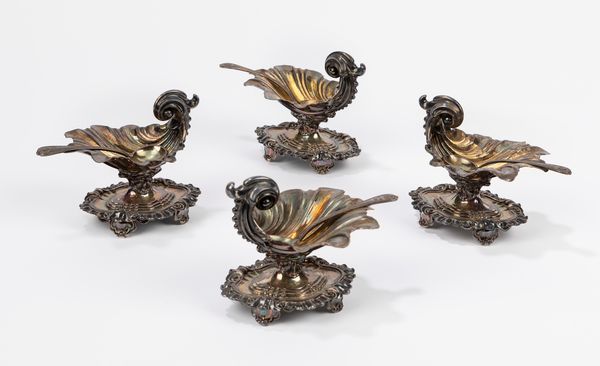 Quattro saliere in argento a forma di conchiglia e quattro cucchiaini  - Asta Arredi Antichi - Associazione Nazionale - Case d'Asta italiane