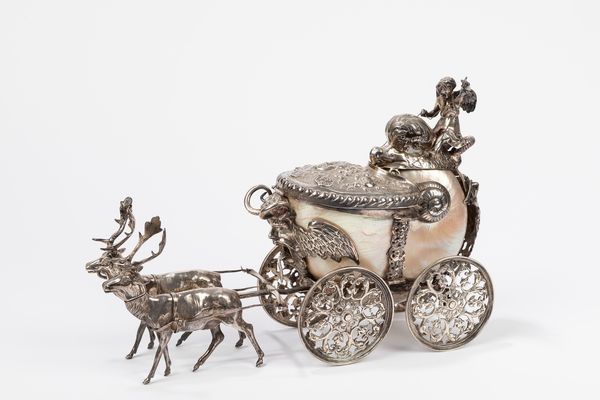 Nautilus montato in argento a guisa di carrozza. Manifattura tedesca di fine secolo XIX  - Asta Arredi Antichi - Associazione Nazionale - Case d'Asta italiane