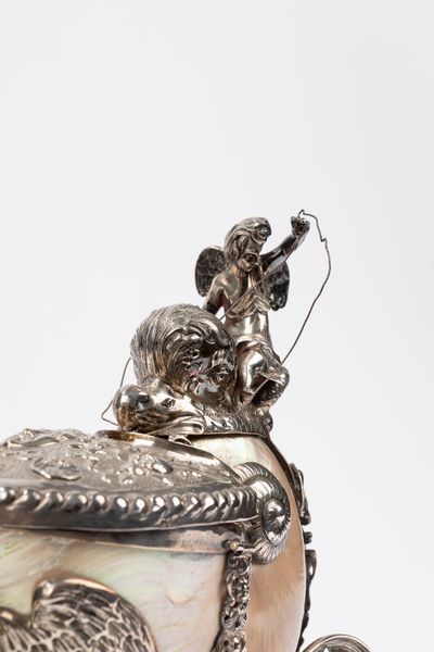 Nautilus montato in argento a guisa di carrozza. Manifattura tedesca di fine secolo XIX  - Asta Arredi Antichi - Associazione Nazionale - Case d'Asta italiane