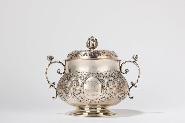 Zuppiera biansata, sbalzata e cesellata. Marchi per Birmingham 1914  - Asta Arredi Antichi - Associazione Nazionale - Case d'Asta italiane