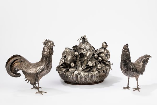Lotto composto da un centrotavola a guisa di cesto di frutta in argento 925 con base in legno, un gallo e una gallina in argento sbalzato  - Asta Arredi Antichi - Associazione Nazionale - Case d'Asta italiane