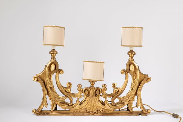 Fregio in legno dorato montato a lampada, a tre luci  - Asta Arredi Antichi - Associazione Nazionale - Case d'Asta italiane