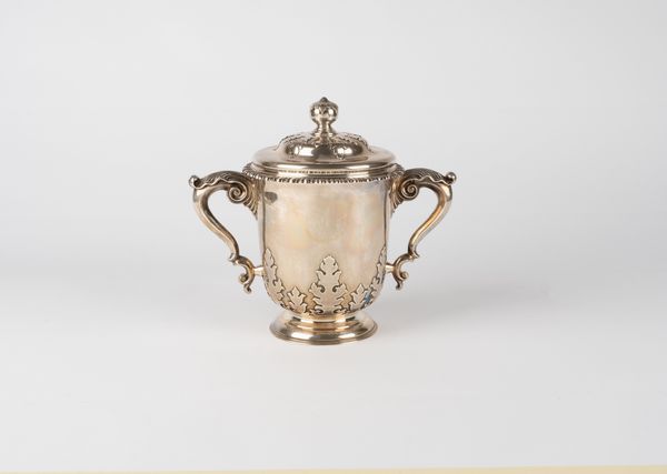 Coppa biansata in argento. Marchi per Londra 1908  - Asta Arredi Antichi - Associazione Nazionale - Case d'Asta italiane