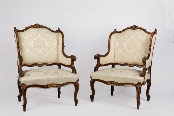 Coppia di poltrone in legno intagliato a rocailles. Secolo XX  - Asta Arredi Antichi - Associazione Nazionale - Case d'Asta italiane