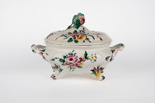 Zuppiera in ceramica. Probabilmente Lodi, Manifattura Ferretti, fine secolo XVIII  - Asta Arredi Antichi - Associazione Nazionale - Case d'Asta italiane