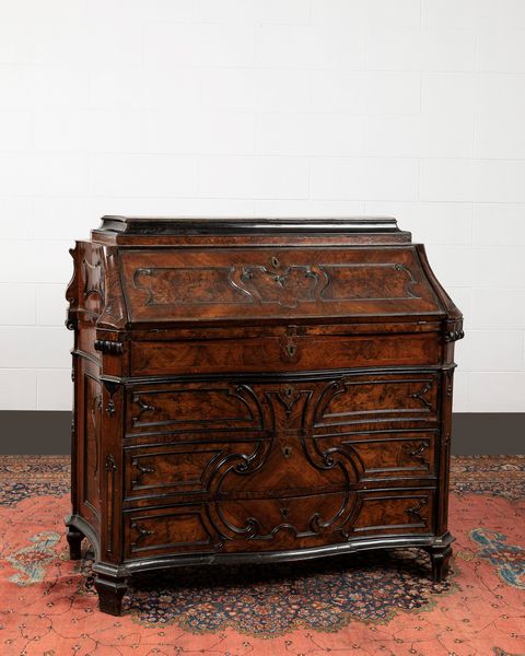 Ribalta lastronata in noce e radica. Lombardia, secolo XVIII  - Asta Arredi Antichi - Associazione Nazionale - Case d'Asta italiane